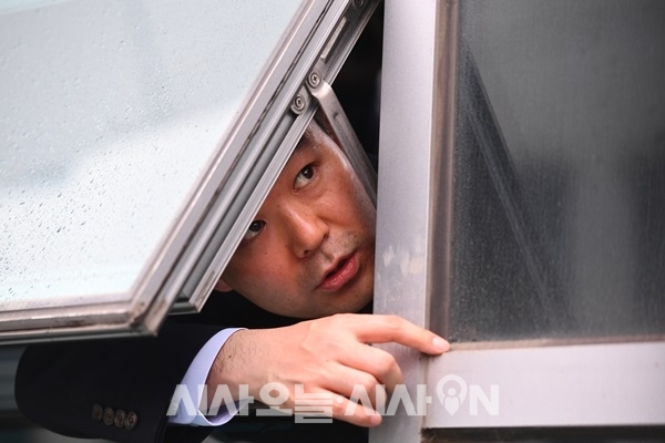 바른미래당 채이배 의원은 25일 창문 틈새로 “오전 9시부터 4시간 넘게 한국당 의원님들 오셔서 밖으로 못 나가게 하고 있다”며 “경찰과 소방관을 불러서 감금상태 풀어달라고 요청했다”고 전했다.ⓒ뉴시스