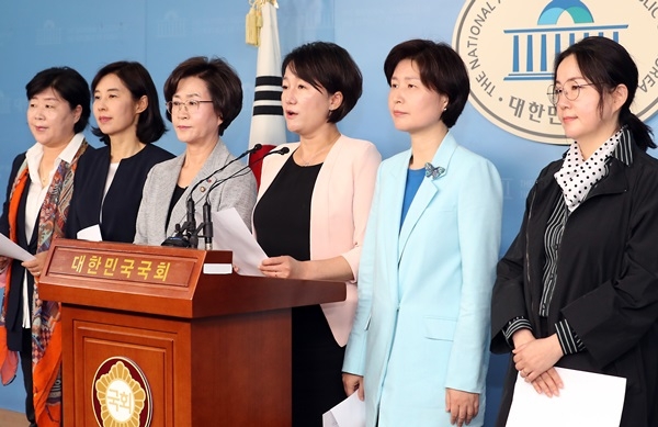 13일 오후 더불어민주당 여성의원들이 국회 정론관에서 기자회견을 통해 자유한국당 나경원 원내대표의 '달창' 발언에 대해 규탄하는 공동 성명을 발표했다.ⓒ뉴시스