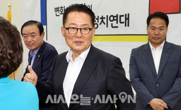 박지원 의원 등 대안정치연대 소속 의원들이 민주평화당을 탈당했다.ⓒ뉴시스