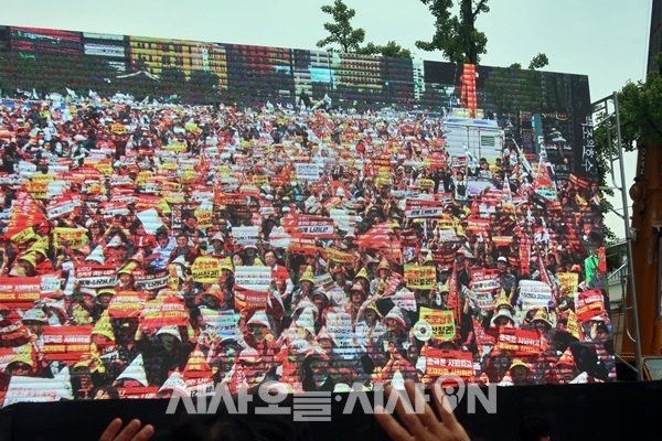 살리자 대한민국 구호를 외치는 장외 집회 참가자들 한국당이 마련한 무대 위 전광판을 통해 보이고 있다. ⓒ시사오늘