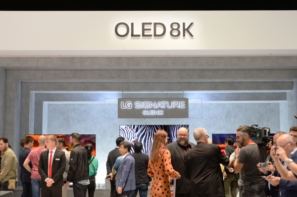 LG전자가 독일 베를린에서 열린 'IFA(Internationale Funkausstellung) 2019'에서 삼성전자의 QLED 8K TV(8K 퀀텀닷 TV)를 공개적으로 비판한 가운데 이에 대한 소비자 의견이 갈리는 눈치다. ⓒLG전자