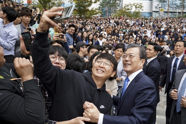 한국갤럽 10월 둘째 주 조사 결과 문재인 대통령 지지율이 전주보다 1%포인트 올랐다. 사진은 10일 삼성디스플레이 아산공장 현장을 방문해 직원들과 사진을 찍는 모습이다.ⓒ뉴시스
