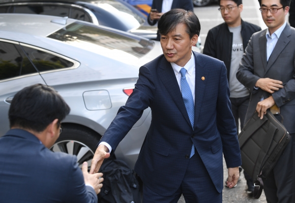 14일 사의를 표명한 조국 법무부 장관이 서울 서초구 방배동 자택으로 들어서며 관계자와 악수를 나누고 있다. ⓒ뉴시스