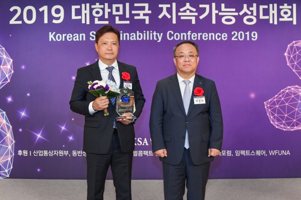 청호나이스는 지난 18일 서울 소공동 롯데호텔에서 진행된 '2019 대한민국 지속가능성 대회'에서 지속가능성지수(KSI) 환경가전 부문 1위로 선정됐다고 21일 밝혔다. ⓒ청호나이스