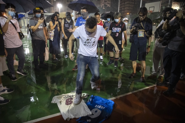 미 프로농구(NBA) 최고의 스타 르브론 제임스는 최근 홍콩 시위에 대해 발언했다가 여론의 뭇매를 맞았다. 사진은 제임스 유니폼을 짓밟고 있는 홍콩 시민들. ⓒ뉴시스