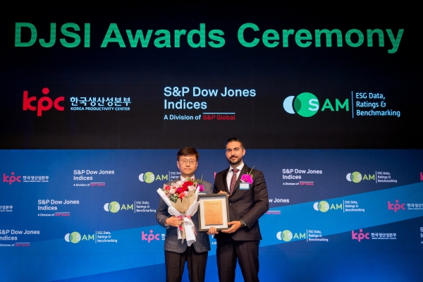 라이프케어기업 웅진코웨이는 지난 22일 서울 신라호텔에서 개최된 2019 다우존스 지속가능경영지수 국제 컨퍼런스에서 'DJSI 월드 지수'(Dow Jones Sustainability Index World)에 4년 연속 편입됐다고 23일 밝혔다. ⓒ웅진코웨이