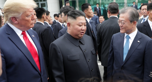 지난 6월 30일 판문점에서 만난 문재인 대통령(맨 오른쪽)과 김정은 북한 국무위원장(가운데), 도널드 트럼프 미국 대통령. ⓒ뉴시스