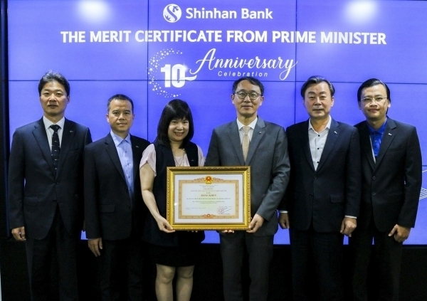 베트남 호치민 소재 신한베트남은행 본점에서 신동민 법인장(사진 좌측 네번째)과 관계자들이 ‘베트남 총리상’ 수상 기념사진을 촬영하는 모습 ⓒ신한은행