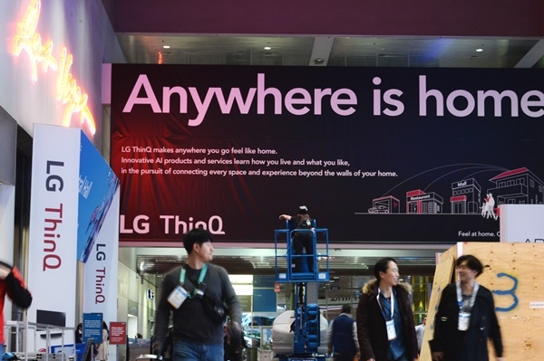 LG전자는 현지시간 7일 미국 라스베이거스에서 개막하는 세계 최대 IT•가전 전시회 CES 2020에서 ‘더 나은 삶을 위한 혁신(Innovation for a Better Life)’을 슬로건으로 내걸고 LG 씽큐(ThinQ) 기반의 인공지능 가전을 대거 선보인다. ⓒLG