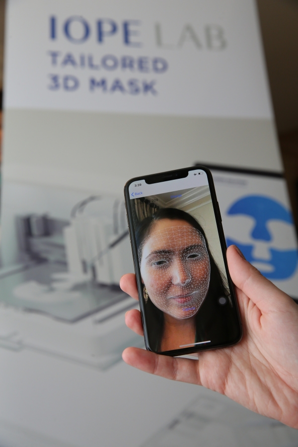 [아모레퍼시픽] CES 2020 3D프린팅 맞춤 마스크팩얼굴 계측 장면