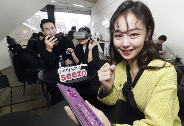 KT 모델들이 Seezn(시즌)과 슈퍼 VR에서 무료로 즐길 수 있는 서울가요대상을 소개하고 있다.  ⓒKT