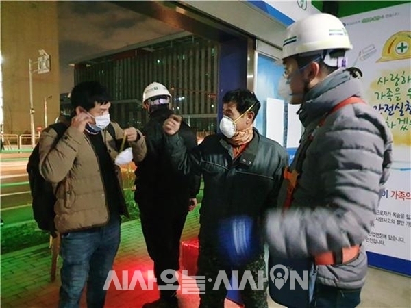 SH서울주택도시공사가 관리하는 한 건설현장에서 노동자들이 작업에 앞서 마스크를 착용하고 있다 ⓒ SH서울주택도시공사