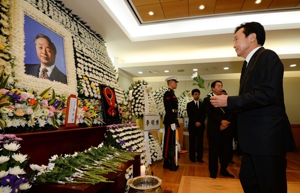 손학규 대표가 서울대장례식장에 마련된 YS 빈소를 찾아 고인을 추모하고 있는 모습이다.ⓒ뉴시스