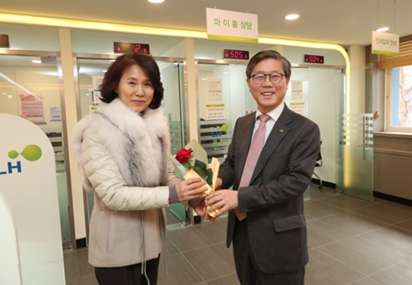 지난 19일 LH 마이홈상담센터에서 변창흠 LH 사장(오른쪽)이 방문고객에게 꽃송이를 전달하고 있다. ⓒ LH