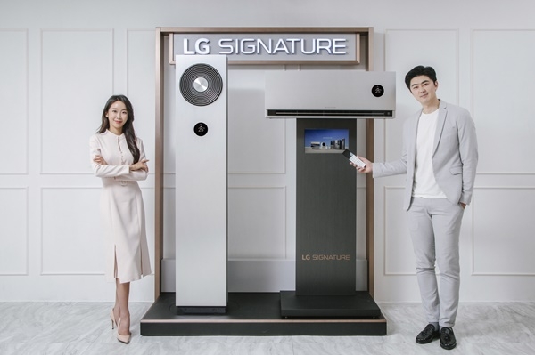 LG전자 모델이 냉방 성능을 강화한 超프리미엄 에어컨인 'LG 시그니처(LG SIGNATURE) 에어컨' 신제품을 소개하고 있다. ⓒLG전자
