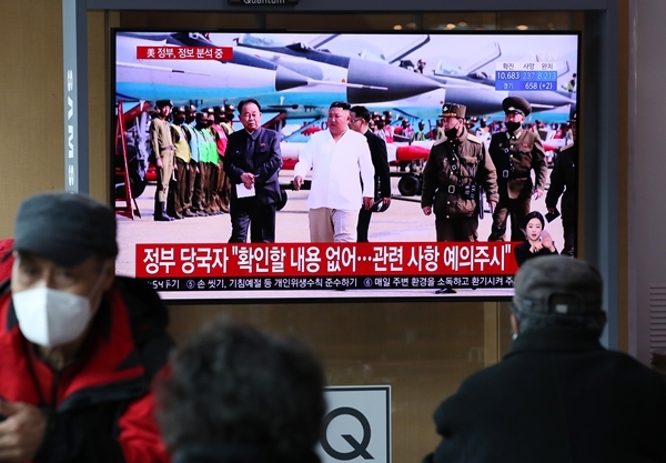 시민들이 지켜보는 TV 화면 속 미국 CNN이 김정은 북한 국무위원장의 건강 이상설에 대해 보도하고 있다.ⓒ뉴시스