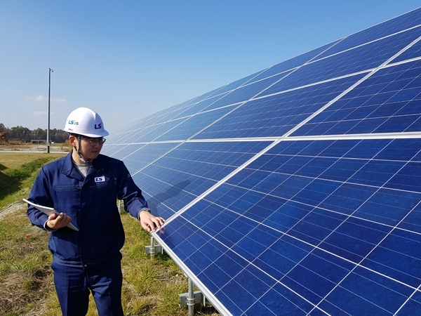 LS ELECTRIC 관계자가 28MW급 일본 치토세 태양광 발전소 모듈을 점검하는 모습 ⓒ LS그룹