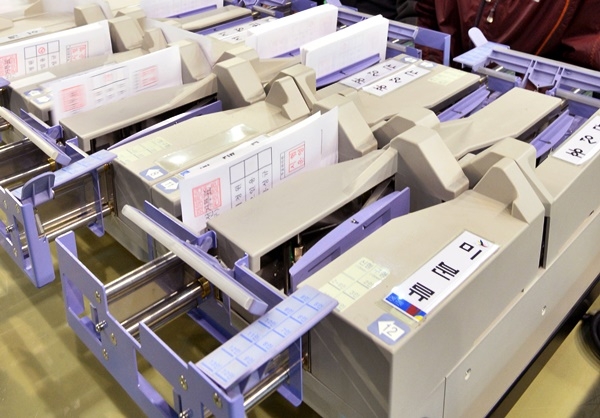 기계로 투표지를 분류하는 전자개표기는 사용의 편리함이 있지만 오류 논란 등이 국내외 적으로 제기되고 있다. ⓒ뉴시스