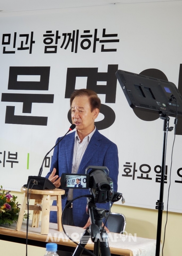 9일, 오후 김홍신 작가가 김해지부 신문명정책연구원에서 유튜브 방송및 강의를 하고 있다.[사진 경남= 이미애 기자]