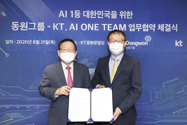 서울 종로구 KT 광화문빌딩 East에서 열린 ‘대한민국 AI 1등 국가를 위한 업무협약식'에서 KT 구현모(오른쪽) 대표, 동원그룹 박인구 부회장이 기념사진을 찍고 있다. ⓒKT