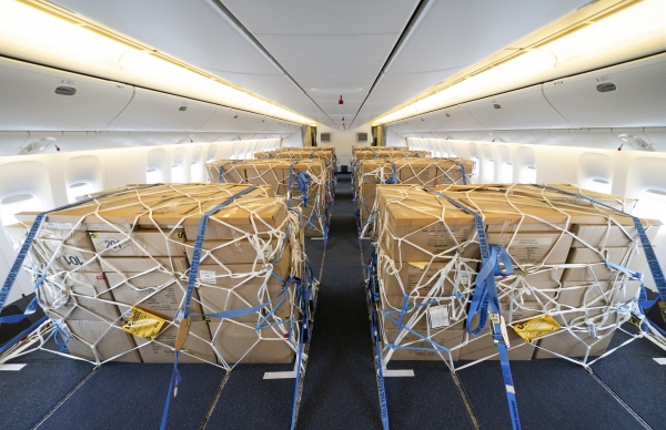 개조작업이 완료된 대한항공 보잉 777-300ER 내부에 화물을 적재한 모습. ⓒ 대한항공