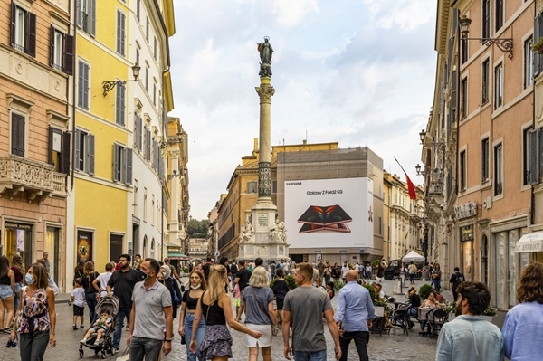 이탈리아 로마에 설치된 ‘갤럭시 Z 폴드2’ 대형 옥외광고 ⓒ삼성전자