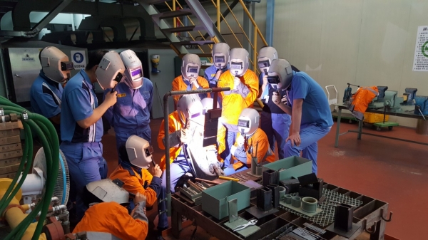 포스코의 협력사 취업지원 교육에 참가한 청년 구직자들이 전기용접 실습을 하고 있는 모습. ⓒ 포스코