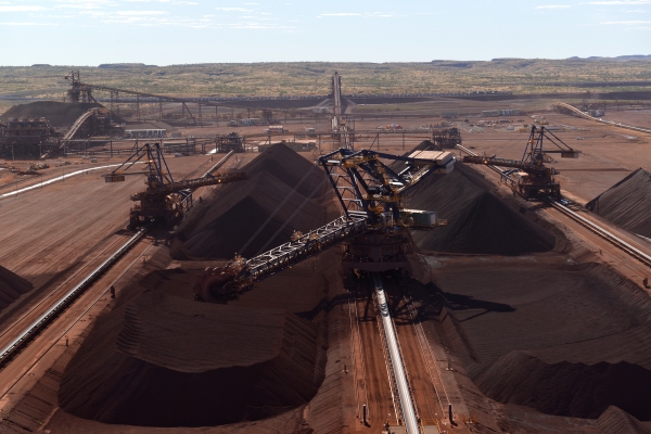포스코가 투자한 호주 로이힐 광산의 전경. 채굴된 철광석이 현지 야드에 적치되고 있다. ⓒ 포스코