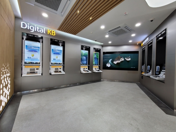 KB국민은행은 서울 돈암동 지점에 디지털 요소를 강화한 새로운 형태의 자동화 코너인 '디지털셀프점 Plus'를 오픈했다고 16일 밝혔다. ⓒKB국민은행