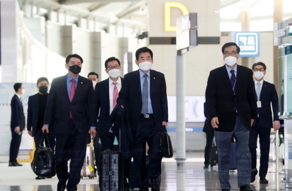 한국과 일본의 관계가 ‘최악’이라고 평가받는 가운데 일본 언론에서 “한일 양국이 관계 개선 자세에서 온도차를 보이고 있다”는 분석이 나왔다. 사진은 지난 12일 일본 주요 인사와의 회담을 위해 출국하고 있는 한일의원연맹 여야 의원들의 모습. ©인천공항=뉴시스