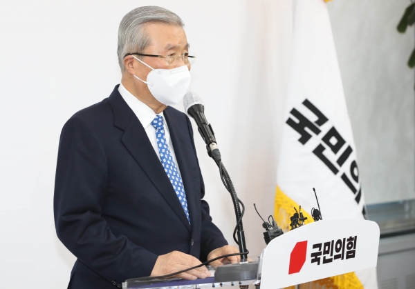 국민의힘 김종인 비상대책위원장이 15일 이명박·박근혜 전 대통령의 구속에 대해 사죄했다.ⓒ뉴시스(공동취재사진)