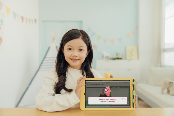LG유플러스는 가정학습 서비스 ‘U+초등나라’에 아이 시선을 추적하는 기술인 ‘AI학습태도매니저’ 기능을 추가했다고 16일 밝혔다. ⓒLG유플러스