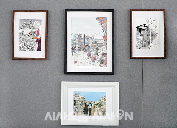 홍승렬 더이누스 총괄대표 사무실 벽에 걸려있는 그의 어반스케치 작품들 ⓒ 시사오늘 권희정 기자