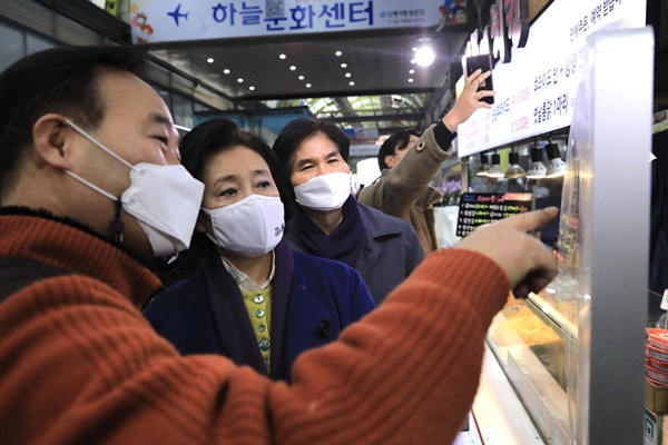 더불어민주당 박영선 예비후보는 3일 전통시장을 찾았다.ⓒ시사오늘(사진 제공 : 박영선 캠프)