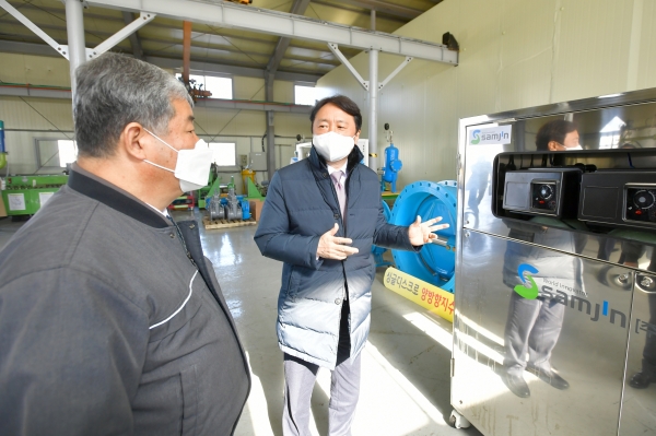 NH농협은행은 지난 4일 대전 대덕구에 위치한 소재·부품·장비업체인 ㈜삼진정밀을 방문하여 코로나19 극복을 위한 지원방안 등을 논의했다고 5일 밝혔다. ⓒNH농협은행