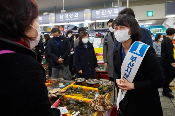 박인영 예비후보는 원도심 재생 활성화가 필요하다고 했다. 사진은 부산 박 예비후보가 시민을 만나고 있다.ⓒ시사오늘(사진 제공 : 박인영 캠프)