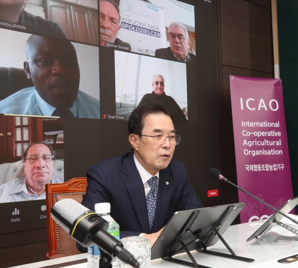 이성희 농협중앙회장(ICAO 회장)이 지난 10일 서울 중구 농협중앙회 본관에서' 2021년 ICAO(국제협동조합농업기구) 집행위원회(화상회의)'를 주재하고 있다. ⓒ농협
