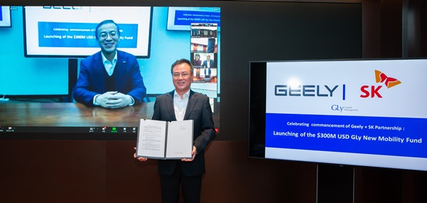 장동현 SK㈜ 사장(오른쪽)과 다니엘 리(Daniel Li∙李东辉, 왼쪽) 지리자동차그룹 CEO가 모빌리티 사업에서 다각적인 협력 체제를 구축하기로 협의했다.ⓒSK㈜