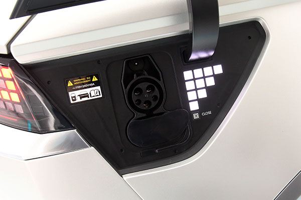 아이오닉5 충전구에는 배터리 잔량을 표시해주는 램프가 나있어 편의성과 직관성을 높였다. ⓒ 시사오늘 권희정 기자