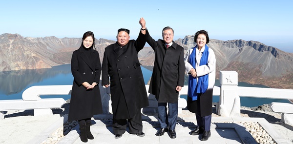 지난 2018년 9월 평양에서 열린 남북 정상회담 기간 문재인 대통령 부부와 김정은 북한 국무위원장 부부가 백두산을 등반해 손을 번쩍 들고 기념촬영을 하고 있다ⓒ뉴시스