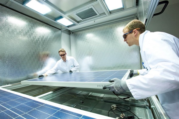 한화큐셀 독일 기술혁신센터 태양광 모듈 품질 테스트.ⓒ한화큐셀