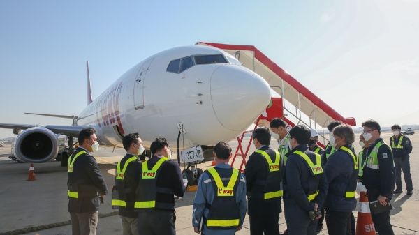 티웨이항공은 최근 김포공항에서 근로자 안전 확보를 위한 합동 안전보건점검을 실시했다고 31일 밝혔다. ⓒ티웨이항공