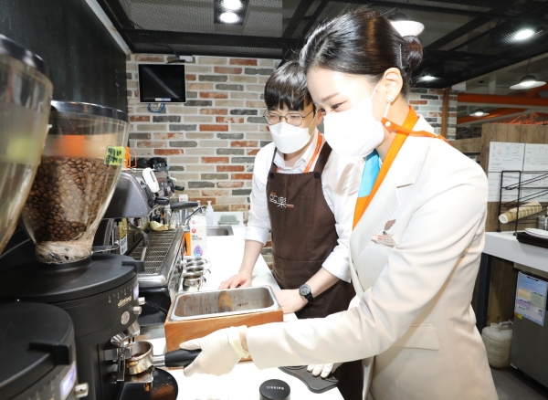 제주항공은 오는 5월부터 약 3개월간 서울 마포구 AK&홍대 1층에 승무원이 직접 운영하는 기내식 카페를 오픈한다고 5일 밝혔다. ⓒ제주항공