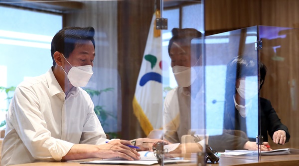 오세훈 서울시장이 시청 집무실에서 코로나19 대책을 위해 상황 보고를 듣고 있다. ⓒ뉴시스