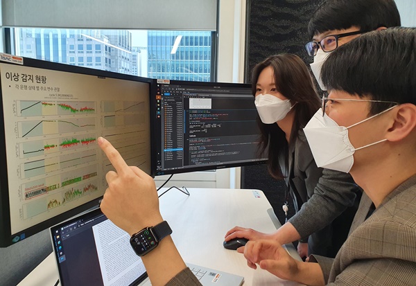 SK이노베이션 구성원들이 서울 종로구 SK서린빌딩에서 배터리 모니터링 데이터를 살펴보고 있다.ⓒSK이노베이션