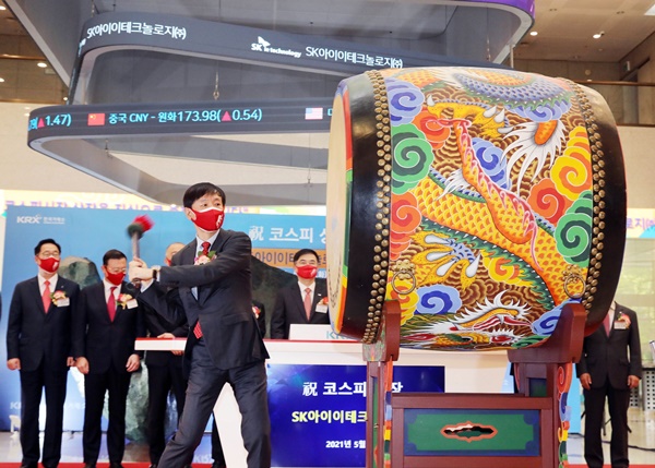 노재석 SK아이이테크놀로지 대표가 상장기념식에서 타북행사를 진행하고 있다.ⓒSK이노베이션