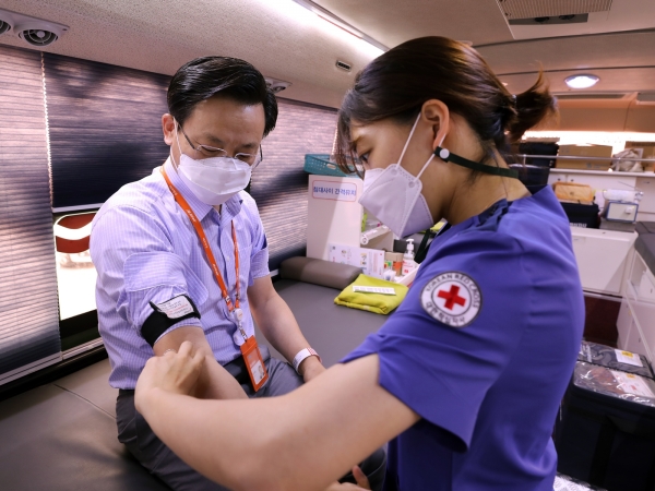 제주항공은 세계 헌혈자의 날을 맞아 임직원들과 헌혈 캠페인을 진행했다고 14일 밝혔다. ⓒ제주항공