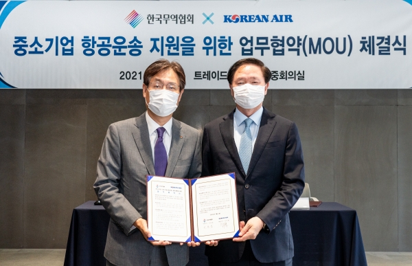 대한항공은 한국무역협회와 중소기업들의 수출 환경 개선을 위한 ‘항공운송 지원 업무협약(MOU)’을 체결했다고 1일 밝혔다.ⓒ대한항공