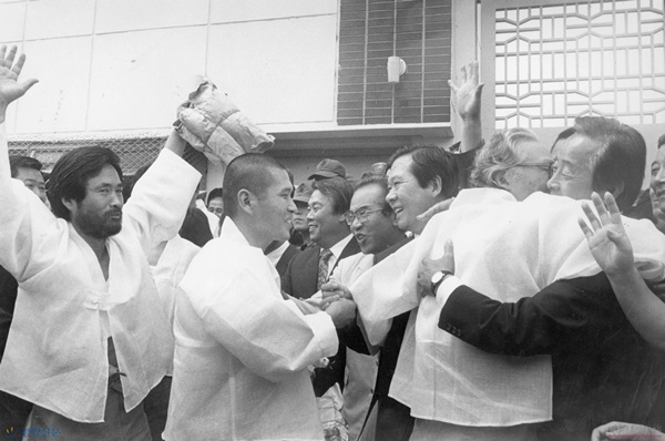 6·10 관련 구속자 석방이 이뤄지는 가운데 김영삼과 김대중이 석방자들과 포옹하며 기쁨을 나누는 모습ⓒ김영삼도서관