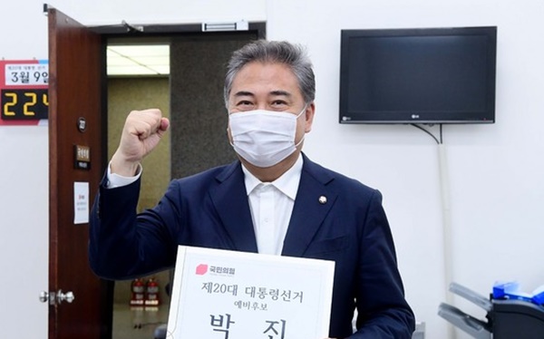 국민의힘 대선 출마를 선언한 박진 의원이 윤석열 예비후보 입당을 환영했다. ⓒ뉴시스(공동취재사진)